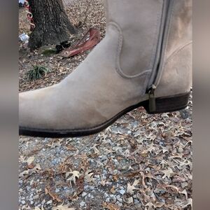 It's ok size 8 boots